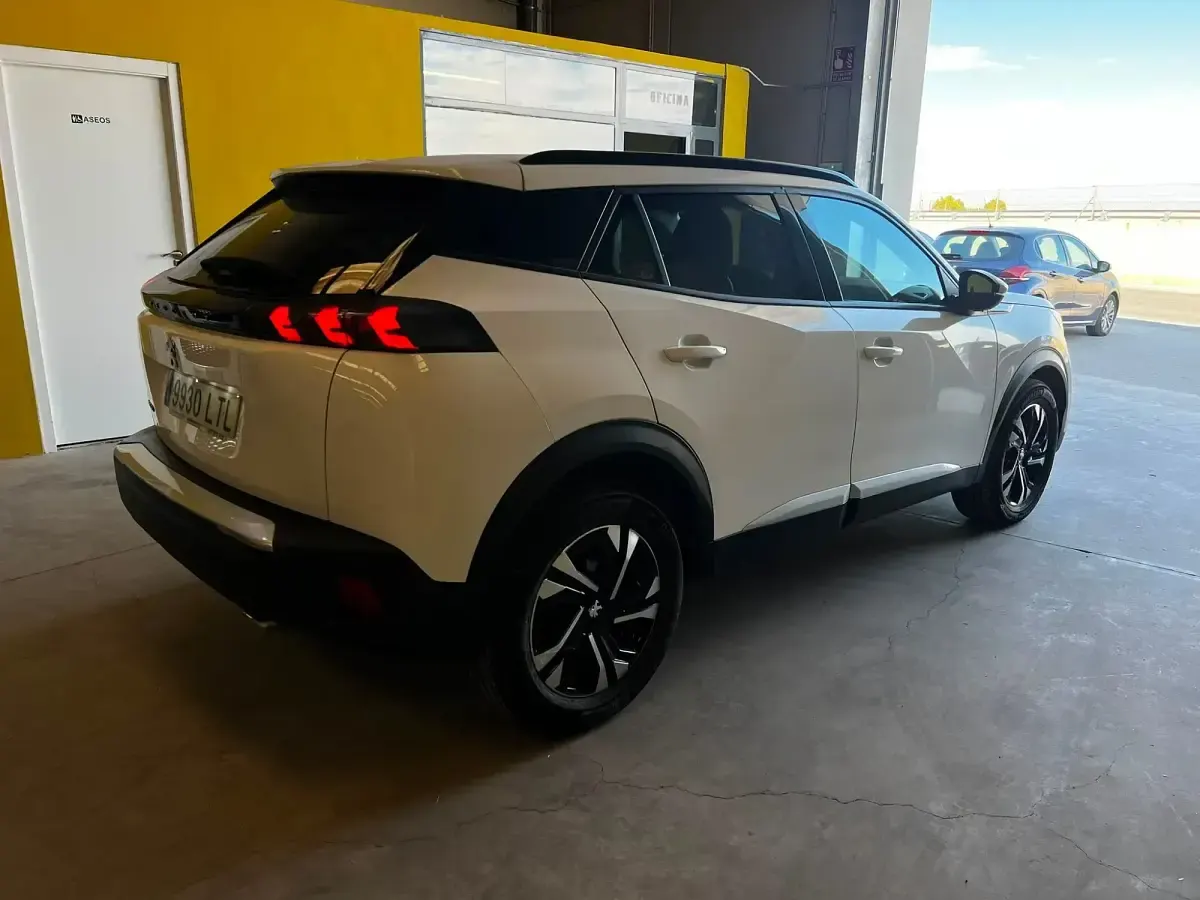 Usado Peugeot 2008 Allure 110 CV (80 kW) 2021 Blanco SUV
