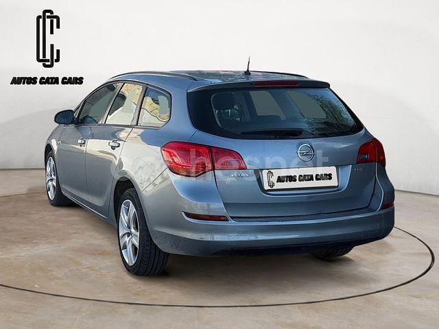 Usado Opel Astra Enjoy 110 CV (80 kW) 2012 Gris / plata Familiar