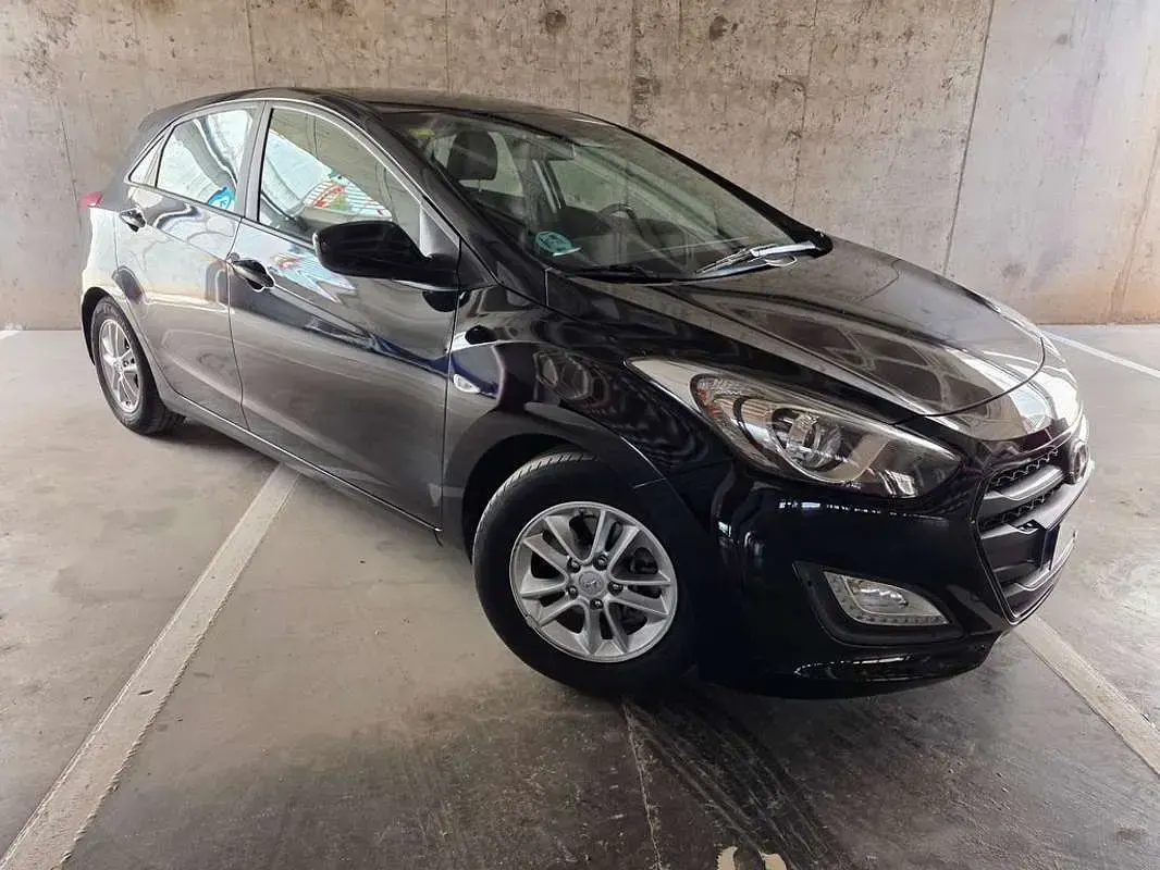 Usado Hyundai i30 100 CV (73 kW) 2015 Negro Utilitario