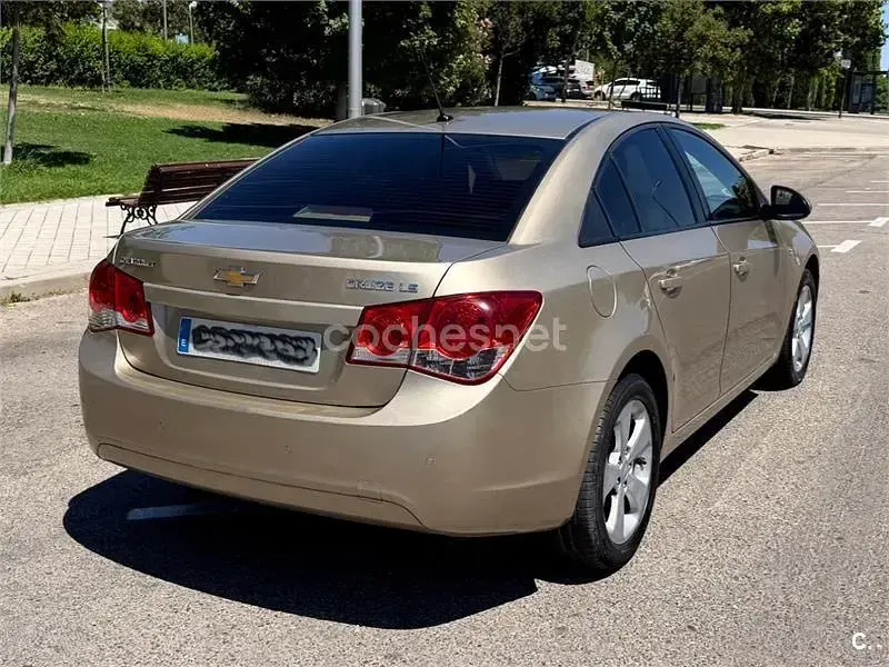 Usado Chevrolet Cruze LS 125 CV (91 kW) 2010 Beige Berlina
