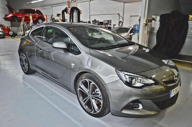 Usado Opel Astra GTC Sportive 200 CV (147 kW) 2017 Gris Utilitario