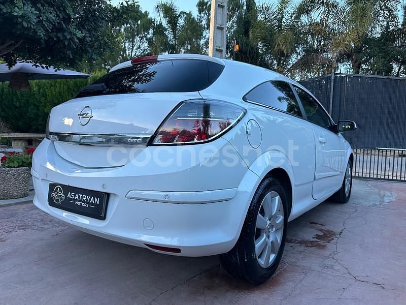 Usado Opel Astra GTC Sport 125 CV (91 kW) 2011 Blanco Berlina
