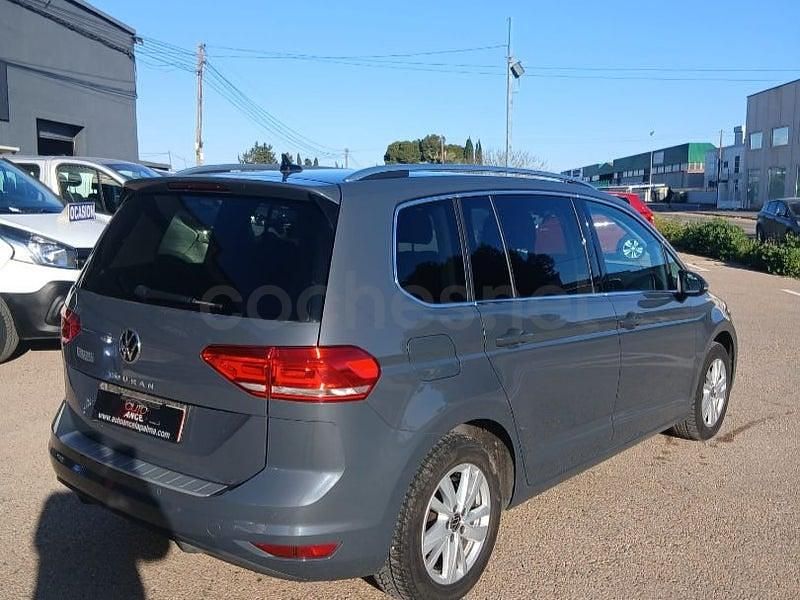 Usado VW Touran Advance 122 CV (89 kW) 2021 Gris / plata Monovolumen