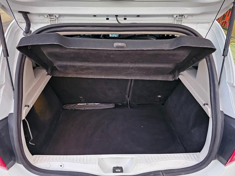 Usado Dacia Sandero Ambiance 75 CV (55 kW) 2016 Blanco Utilitario