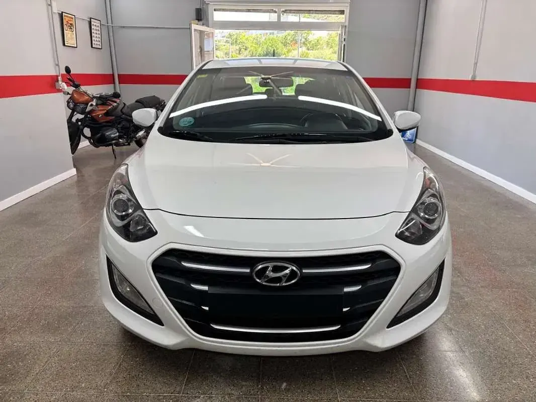 Usado Hyundai i30 110 CV (80 kW) 2015 Blanco Berlina