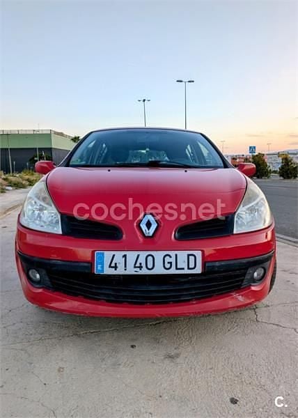 Rojo Usado 2009 Renault Clio II Expression Berlina | 3300 € (Buen precio) - Imagen 1/4