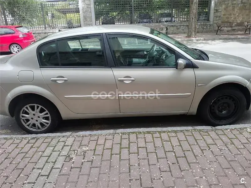 Usado Renault Mégane III 85 CV (62 kW) 2008 Beige Berlina