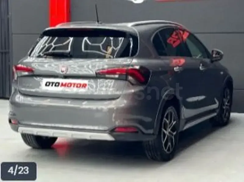 Usado Fiat Tipo Cross 101 CV (74 kW) 2021 Gris / plata Berlina
