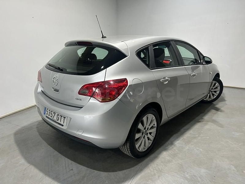 Usado Opel Astra Sport 110 CV (80 kW) 2010 Gris / plata Berlina