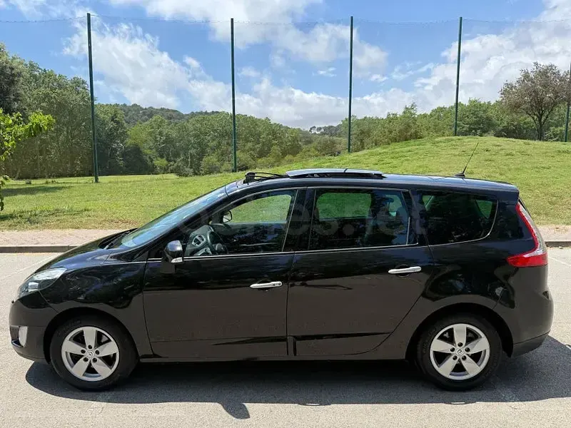 Usado Renault Grand Scénic Dynamique 130 CV (95 kW) 2010 Negro Monovolumen