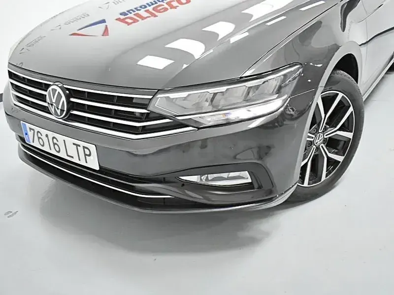 Usado VW Passat Executive 150 CV (110 kW) 2021 Gris / plata Berlina
