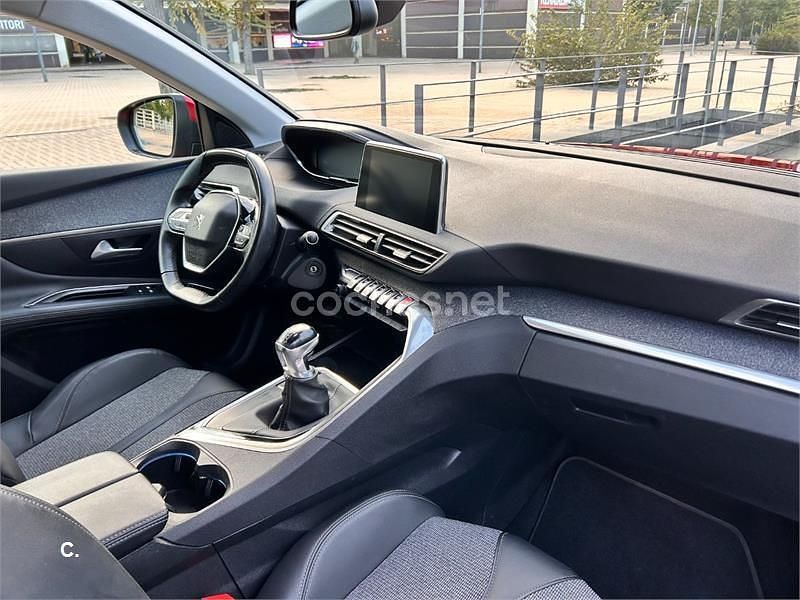 Usado Peugeot 3008 Allure 130 CV (95 kW) 2019 Granate SUV