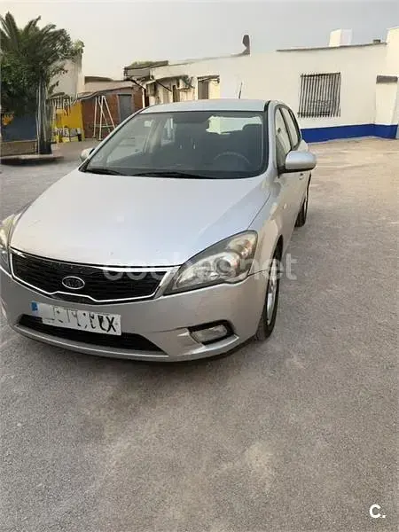 Usado Kia Ceed 115 CV (84 kW) 2010 Gris / plata Utilitario