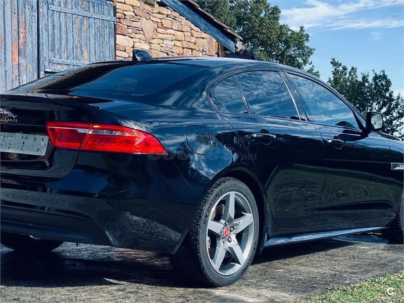 Usado Jaguar XE R-Sport 180 CV (132 kW) 2019 Negro Berlina