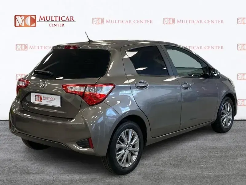 Usado Toyota Yaris Active 69 CV (50 kW) 2018 Gris / plata Berlina