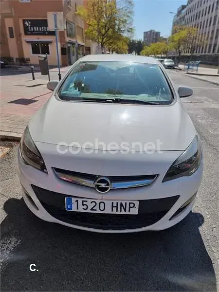 Usado Opel Astra Selective 115 CV (84 kW) 2013 Blanco Familiar