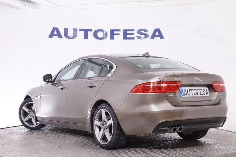 Usado Jaguar XE Pure 180 CV (132 kW) 2016 Champagne Berlina