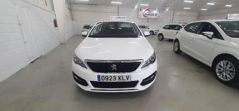 Usado Peugeot 308 Active 131 CV (96 kW) 2018 Blanco Familiar
