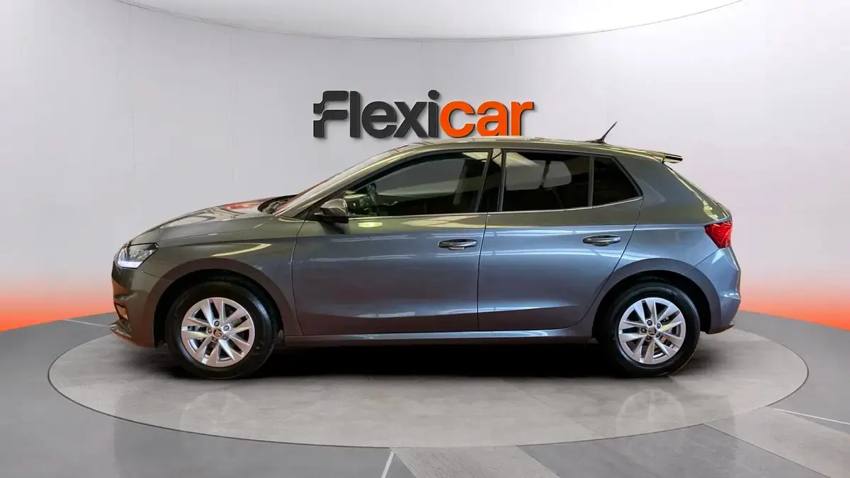 Usado Skoda Fabia Essence 95 CV (69 kW) 2025 Gris Utilitario