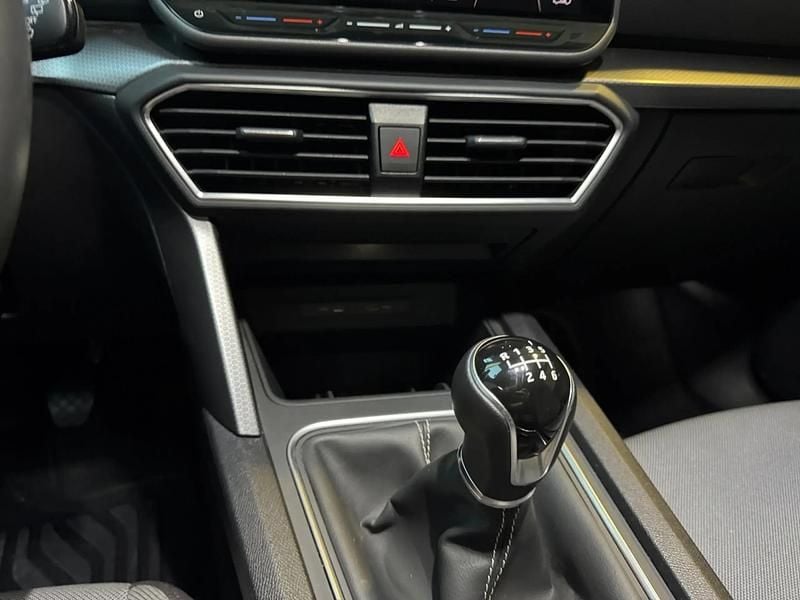 Usado Seat Leon Style 115 CV (84 kW) 2025 Gris/plata