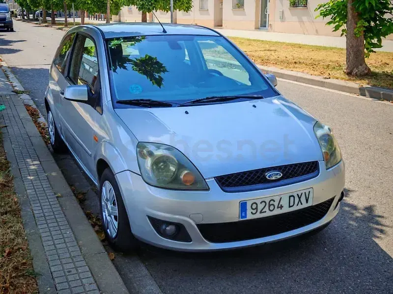 Usado Ford Fiesta 80 CV (58 kW) 2006 Gris / plata Utilitario