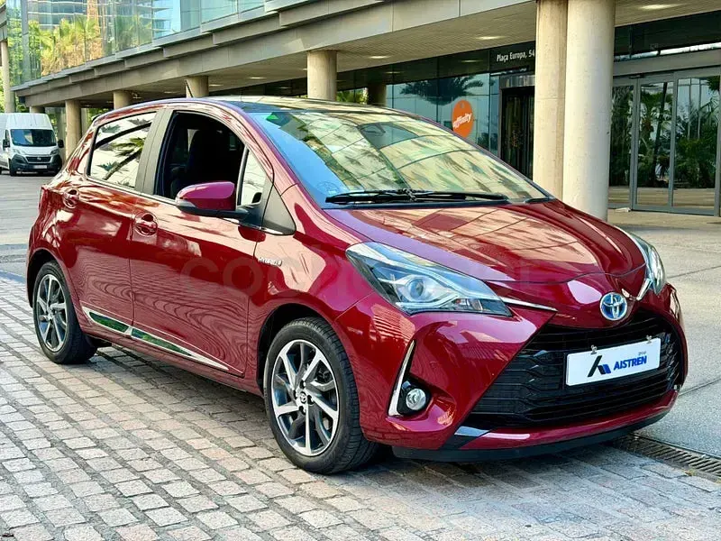 Usado Toyota Yaris Hybrid Advance 100 CV (73 kW) 2017 Granate Berlina