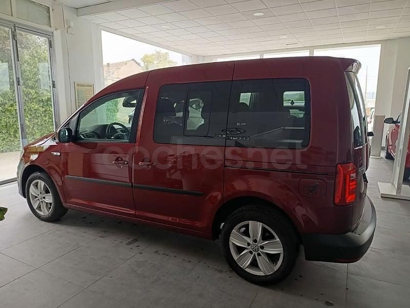Usado VW Caddy Beach 102 CV (75 kW) 2016 Granate Monovolumen
