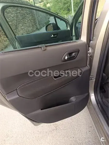 Usado Peugeot 3008 Sport 110 CV (80 kW) 2009 Beige Familiar