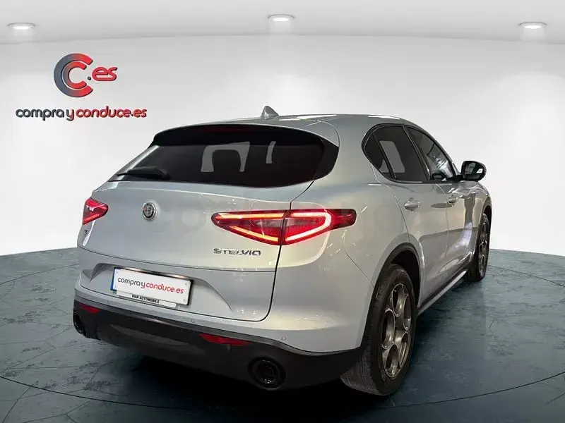 Usado Alfa Romeo Stelvio Sprint 190 CV (139 kW) 2022 Blanco SUV