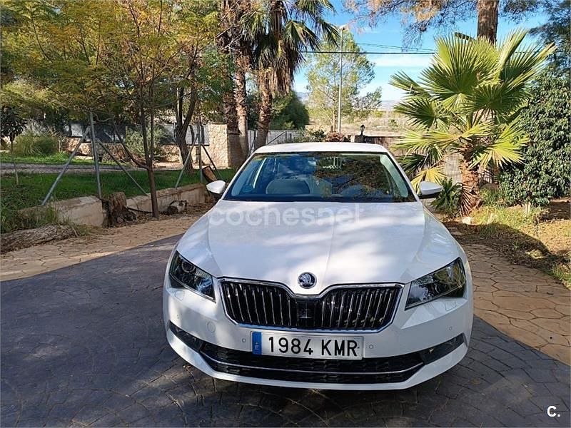 Usado Skoda Superb Ambition 150 CV (110 kW) 2018 Blanco Berlina