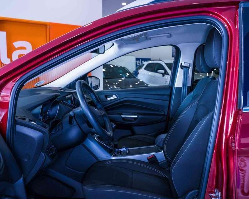 Usado Ford Kuga Trend 120 CV (88 kW) 2019 Rojo rubí SUV
