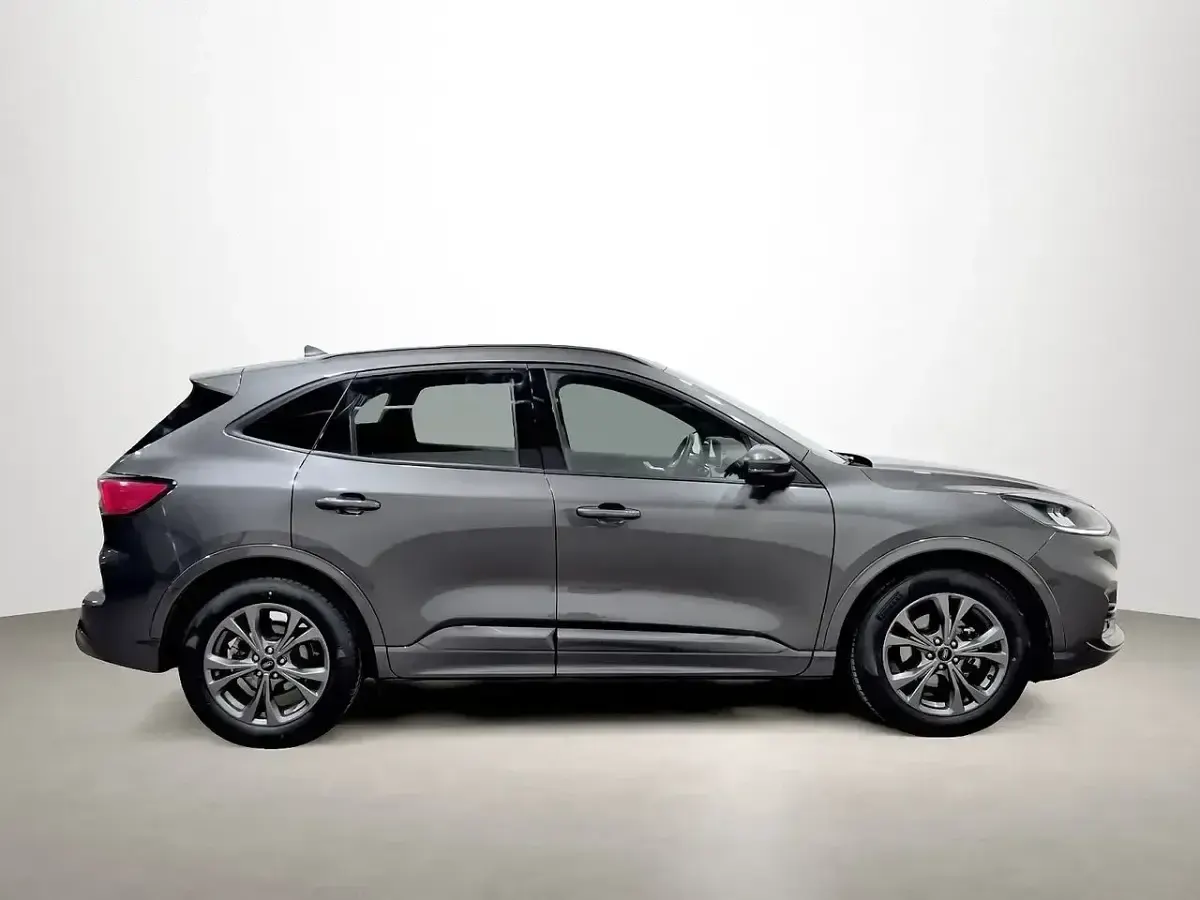Usado Ford Kuga ST-Line 190 HP (139 kW) 2023 Cinzento SUV