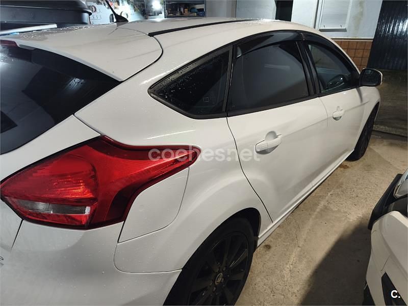 Usado Ford Focus Trend 95 CV (69 kW) 2015 Blanco Berlina