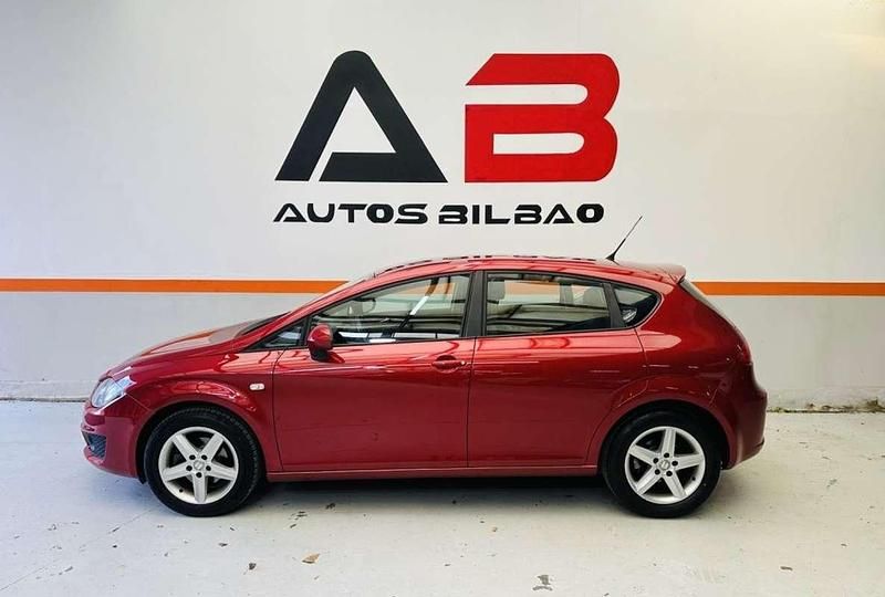 Usado Seat Leon Ecomotive 105 CV (77 kW) 2010 Rojo Utilitario
