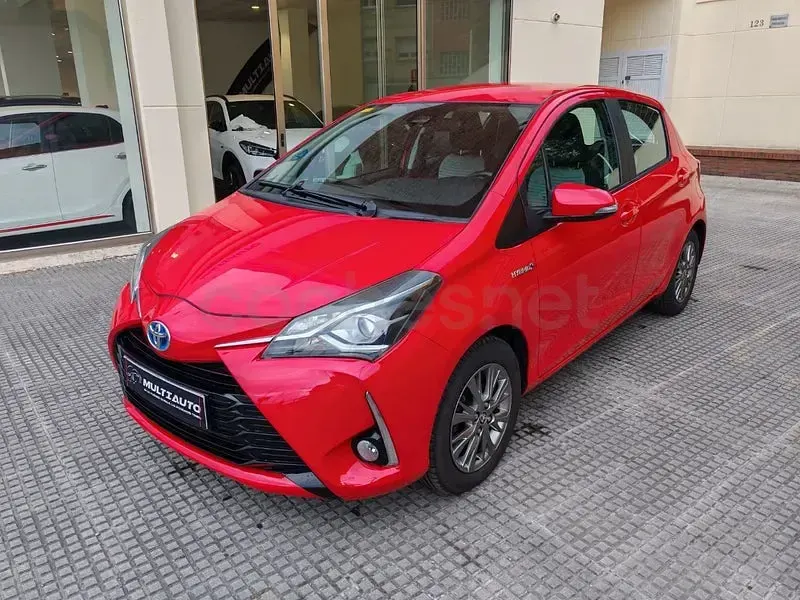 Usado Toyota Yaris Hybrid Active 100 CV (73 kW) 2018 Rojo Berlina