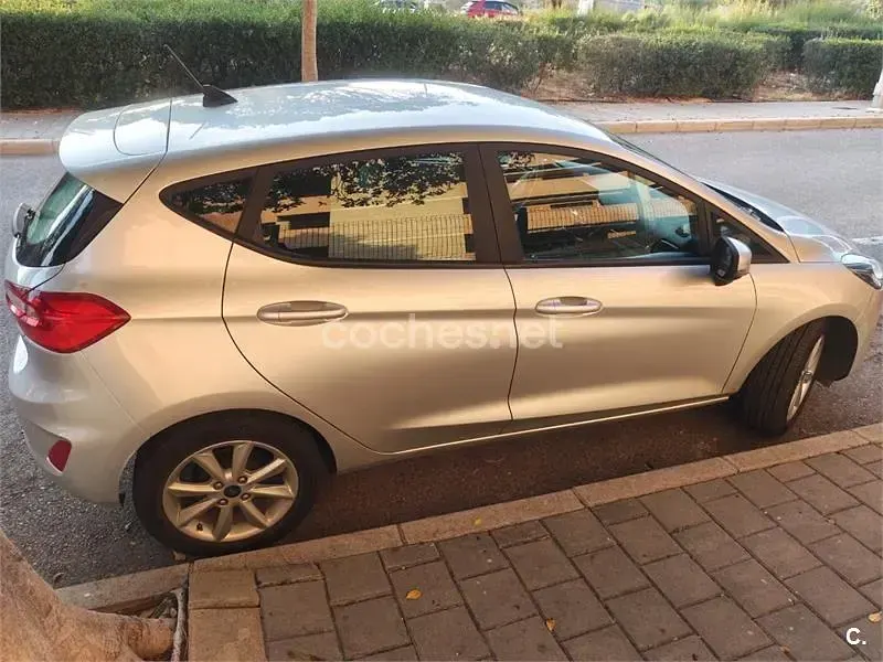 Usado Ford Fiesta Trend 75 CV (55 kW) 2021 Gris / plata Utilitario