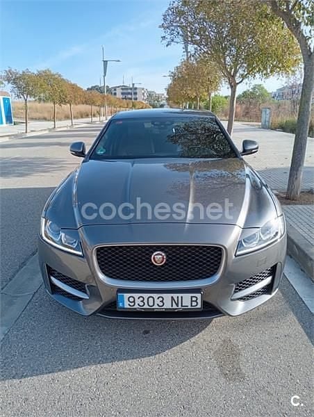 Usado Jaguar XF R-Sport 180 CV (132 kW) 2016 Gris / plata Berlina