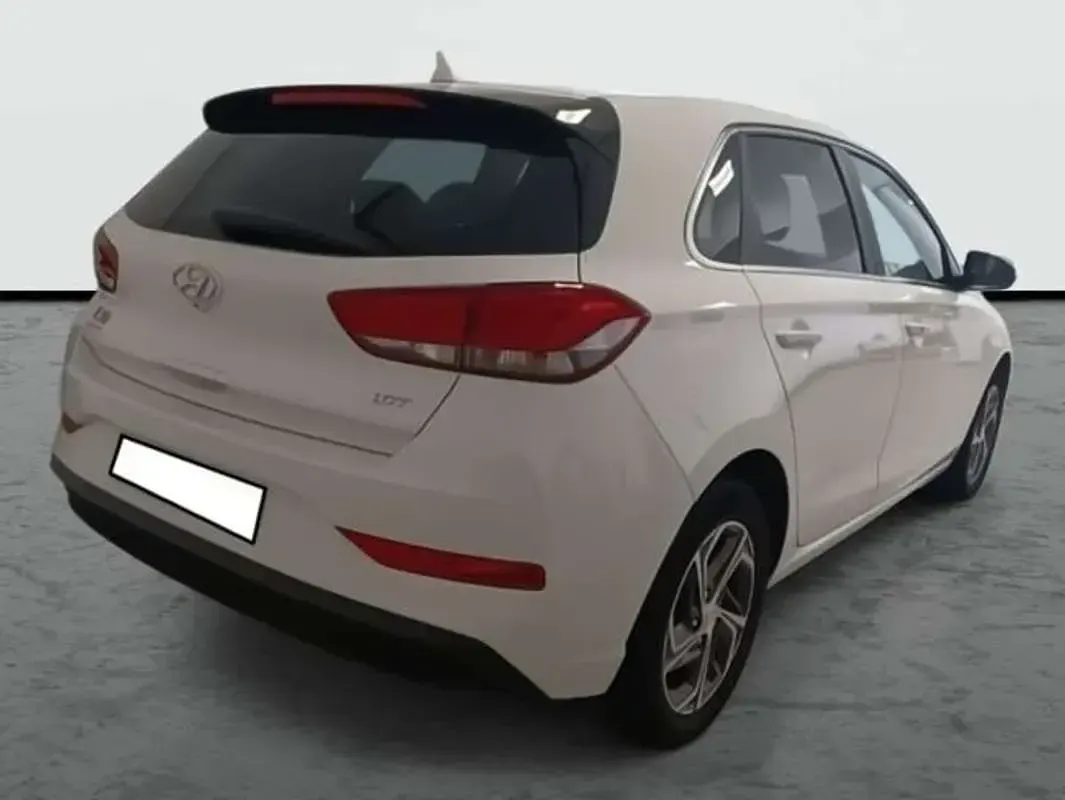 Usado Hyundai i30 120 CV (88 kW) 2023 Blanco Berlina