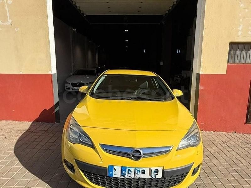 Amarillo Usado 2012 Opel Astra GTC Selective Berlina | 6990 € (Precio justo) - Imagen 1/4