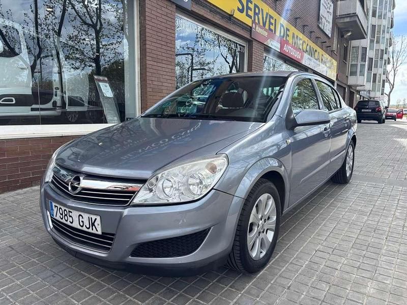 Usado Opel Astra Energy 116 CV (85 kW) 2008 Plateado Berlina