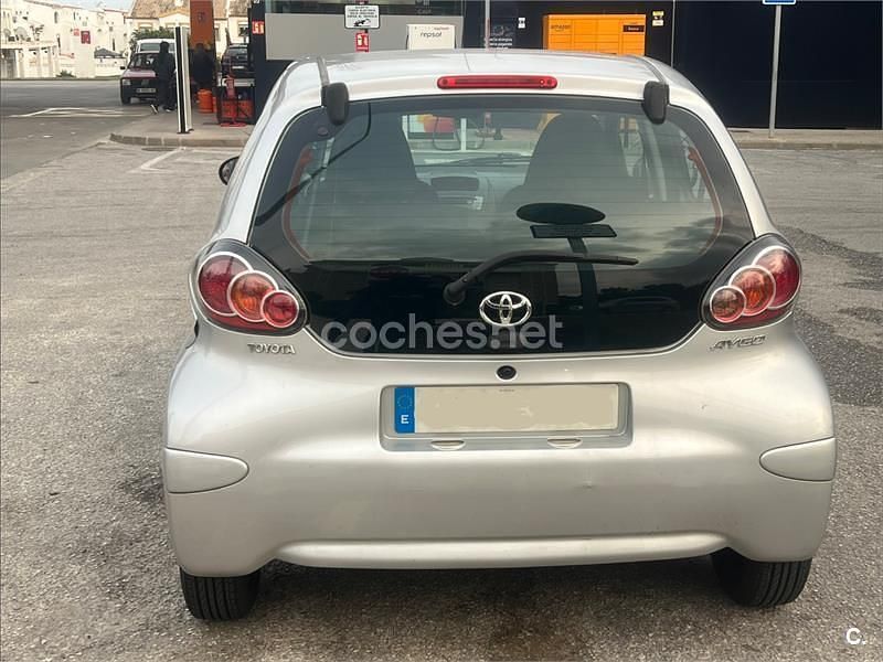 Usado Toyota Aygo 68 CV (50 kW) 2010 Gris / plata Utilitario