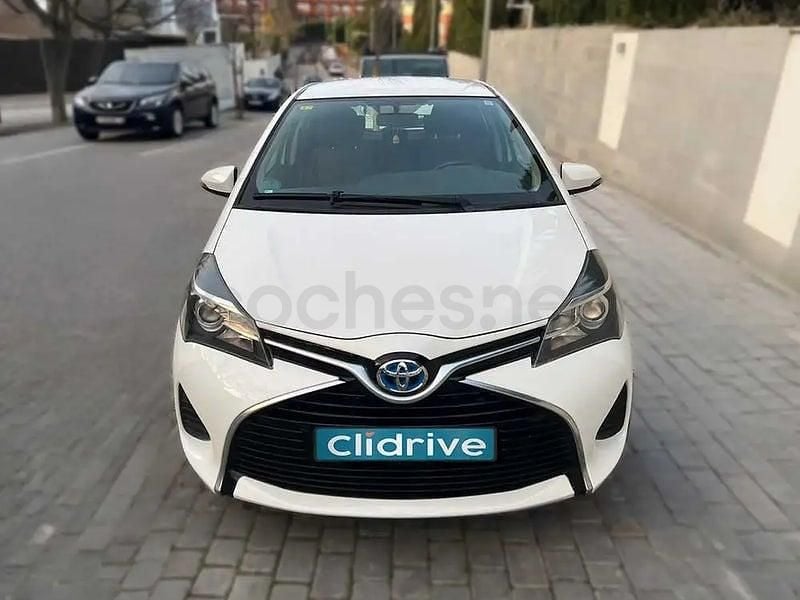 Usado Toyota Yaris Hybrid Active 100 CV (73 kW) 2014 Blanco Berlina
