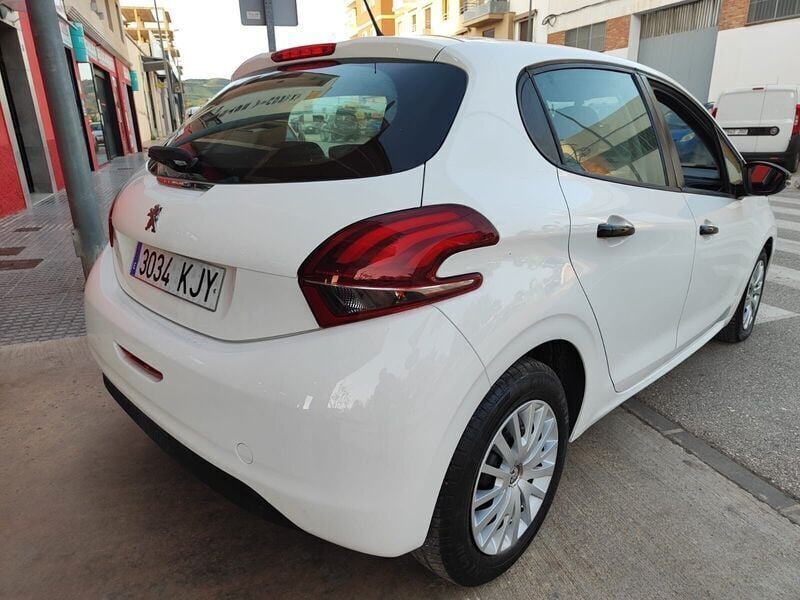 Blanco Usado 2018 Peugeot 208 Active Utilitario | 8500 € (Precio justo) - Imagen 1/4