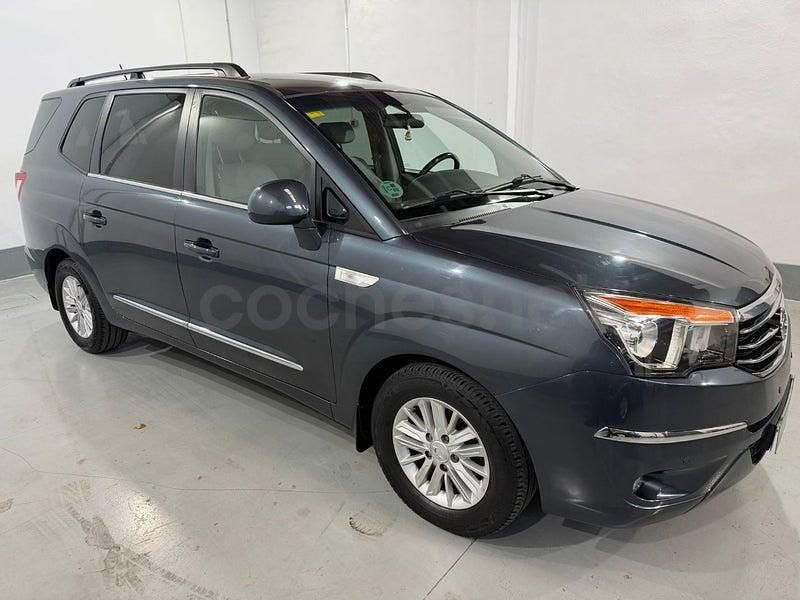 Usado Ssangyong (KGM) Rodius 178 CV (130 kW) 2018 Gris / plata Monovolumen