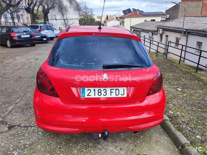 Usado Peugeot 207 90 CV (66 kW) 2006 Rojo Berlina