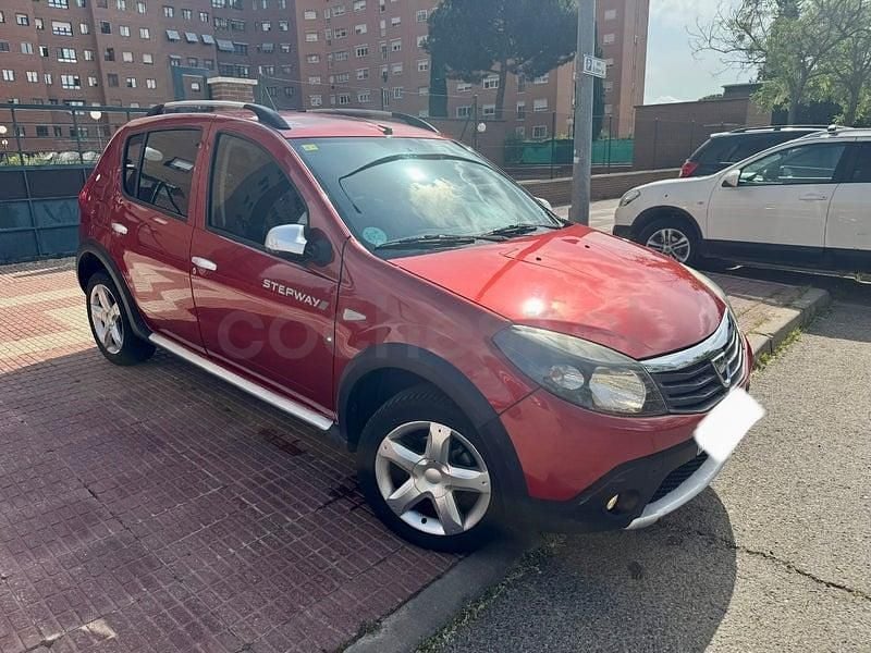 Usado Dacia Sandero Stepway 85 HP (62 kW) 2012 Vermelho Sedan