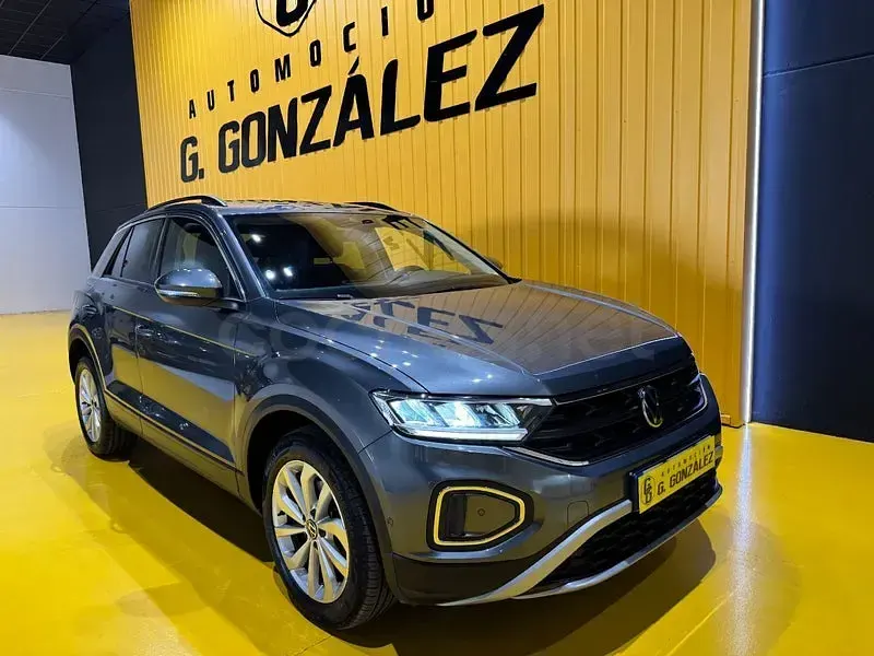 Usado VW T-Roc Life 115 CV (84 kW) 2022 Gris / plata SUV