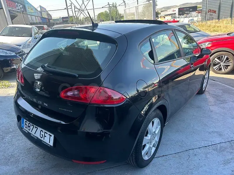 Usado Seat Leon Ecomotive 105 CV (77 kW) 2009 Negro Utilitario