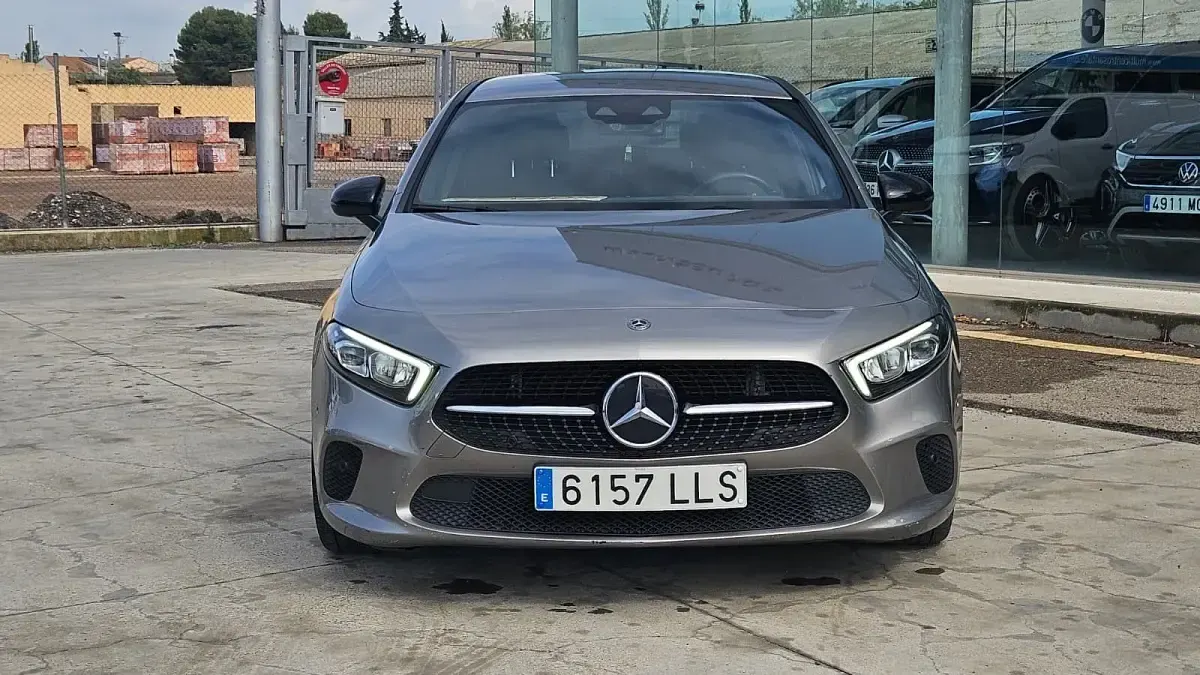 Usado Mercedes A180 116 CV (85 kW) 2020 Gris Berlina