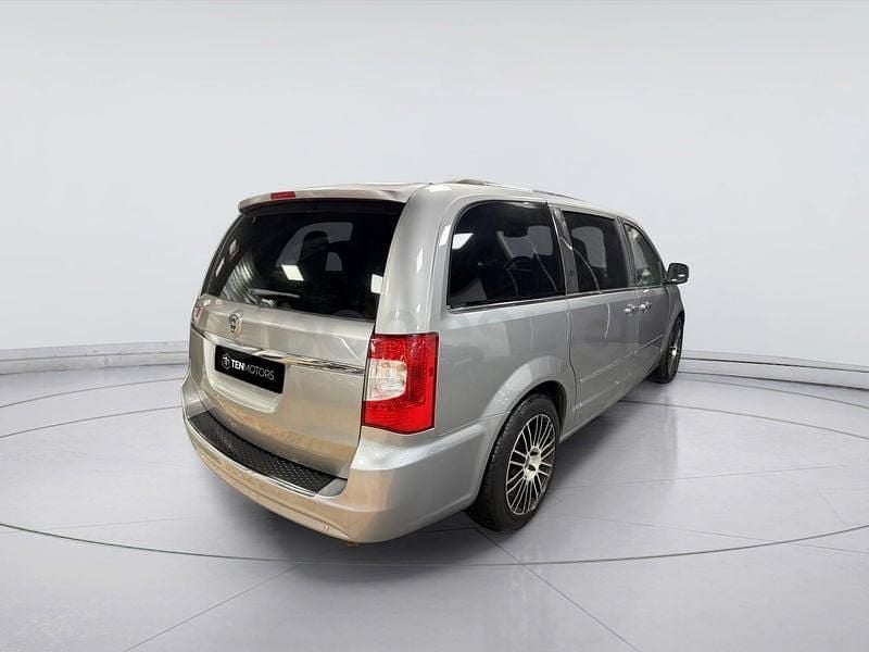 Usado Lancia Voyager 177 CV (130 kW) 2014 Gris / plata Monovolumen